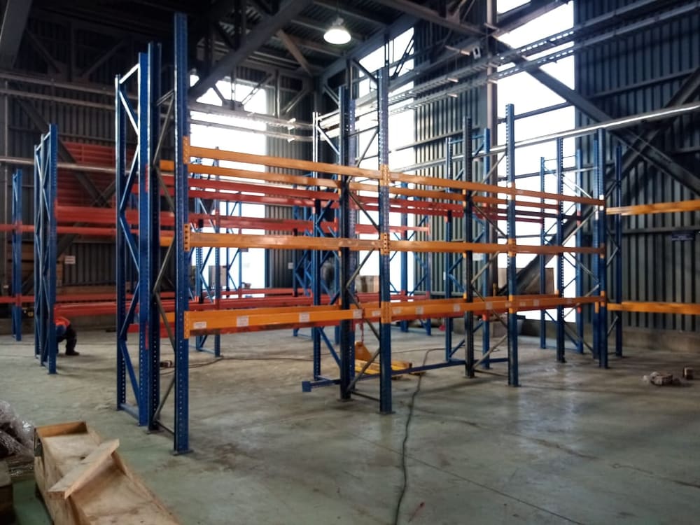 Montaje de racks industriales en bodega
